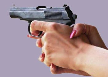 واہ کینٹ میں لڑکی نے  اسلحہ کے زور پر دکاندار کو لوٹ  لیا