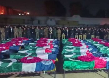 پشاور، قومی پرچم میں لپٹے 27 پولیس شہدا کی نماز جنازہ