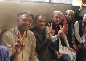 جیل بھرو تحریک، شاہ محمود ، اسد عمر، اعظم سواتی  سمیت کئی رہنما پولیس وین میں جا بیٹھے