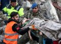 زلزلے سے 15 ہزاراموات، ریسکیو ٹیموں کو ملبے میں زندگی کی تلاش