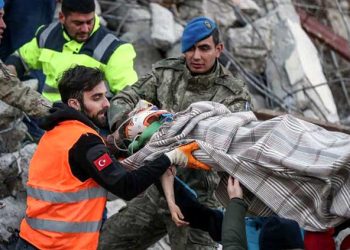 زلزلے سے 15 ہزاراموات، ریسکیو ٹیموں کو ملبے میں زندگی کی تلاش
