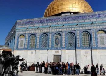 اسرائیلی پولیس کا مسجد اقصیٰ  میں  نمازیوں پردھاوا ،  خواتین سمیت 60 سے زائد  زخمی