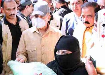 شہباز شریف فیصل آباد پہنچ گئے، مفت آٹا تقسیم کے عمل کا جائزہ لیا