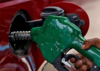 حکومت کا پیٹرول 8 روپے، ڈیزل 5 روپے فی لیٹرسستا کرنے کا اعلان