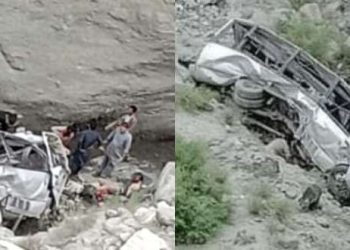 گلگت ، سیاحوں کی گاڑی کھائی میں گرنے سے پانچ افراد جاں بحق ، 13 زخمی